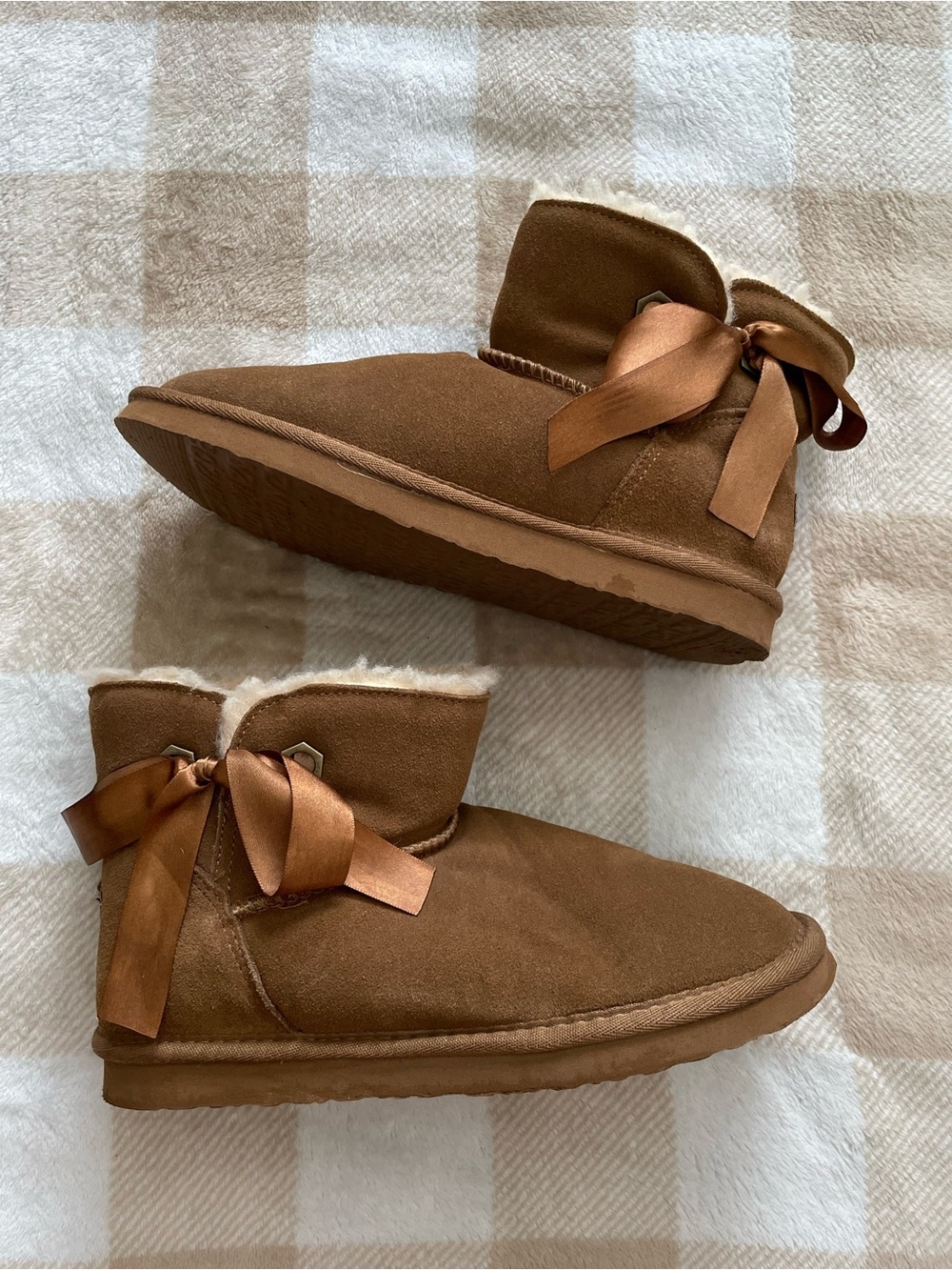 BearPaw Women's size 9 Chestnut Brown Faux-Suede Bow Ankle Boots